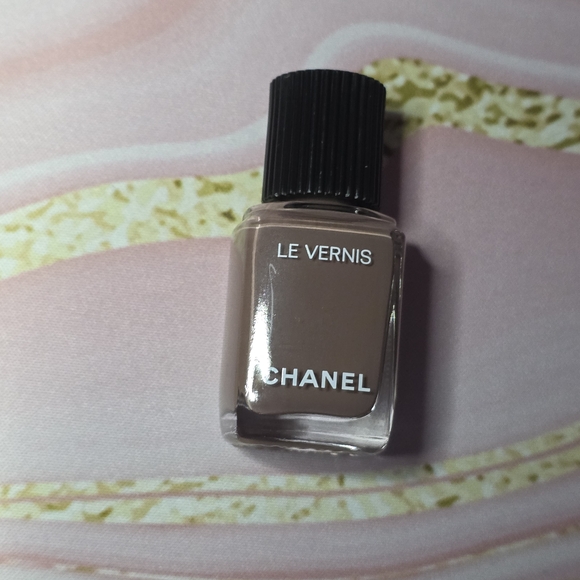 CHANEL Other - Chanel Le Vernis Nail Taupe Neutral